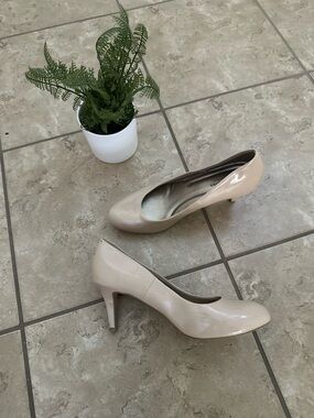 NUDE HEELS